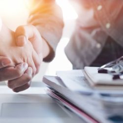 Händeschütteln nach Vertragsabschluss