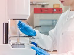 Eine Person im Labor