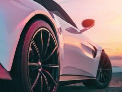 Automotiv aus Froschperspektive vor Sonnenuntergang