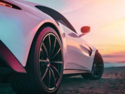 Automotiv aus Froschperspektive vor Sonnenuntergang