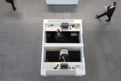 Blick auf Arbeitsplätze im Büro