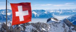 Schweizer Flagge vor einem Alpenpanorama