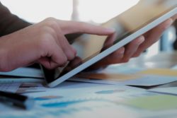 Pressemittteilungen auf Tablet