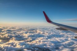 Flugzeugflügel über den Wolken